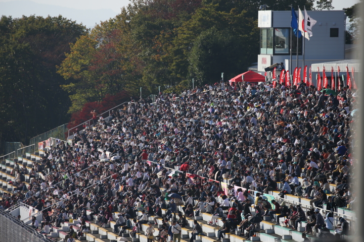 決勝レース: スタンドに詰めかけたほぼ満員の観客がスタートを待つ