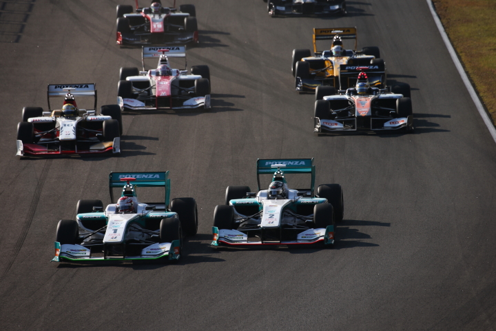 決勝レース: 予選2位の中嶋一貴がインからPPのアンドレ・ロッテラーを押さえてトップに立つ