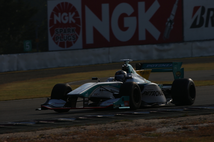 決勝レース: アンドレ・ロッテラー（PETRONAS TOM’S SF14）