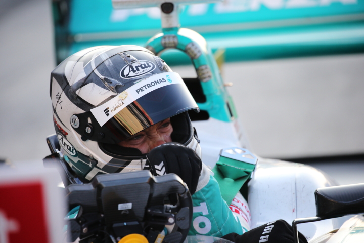 決勝レース: 優勝してパルクフェルメに戻ってきたアンドレ・ロッテラー（PETRONAS TOM’S SF14）