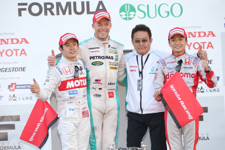 表彰式: 優勝・アンドレ・ロッテラー（中央左）、2位・山本尚貴（左）、3位・野尻智紀（右）、優勝チーム監督・舘信秀氏（中央右）