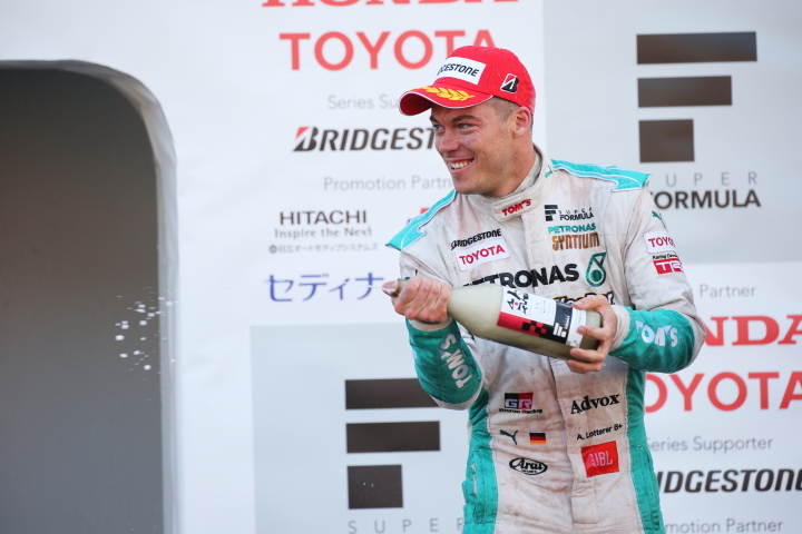 表彰式: シャンパンファイトは優勝したアンドレ・ロッテラー（PETRONAS TOM’S SF14）