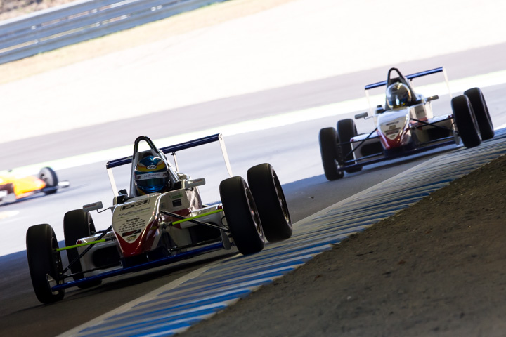 予選時、互いに引っ張り合う武村和希と川合孝汰（ル・ボーセフォーミュラアカデミーPFC）