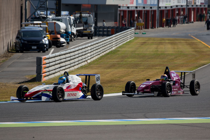 1周目の1コーナーで2位・武村和希と3位・徳升広平の争い