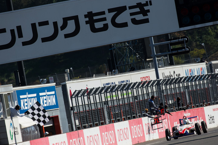 トップでゴールする川合孝汰