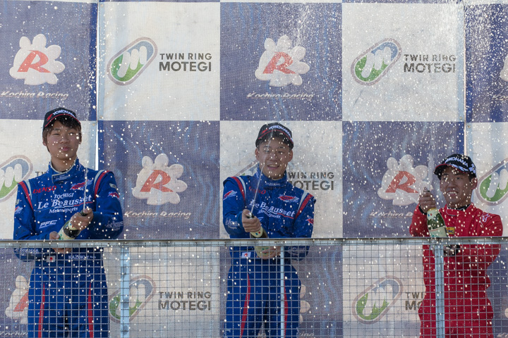 表彰式でのシャンパンファイト