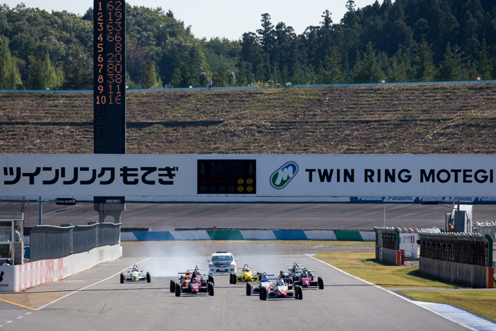 10周の決勝レースがスタートした