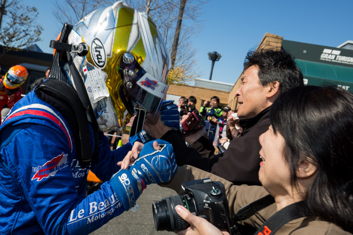 優勝してチャンピオンも決め両親と握手する川合孝汰