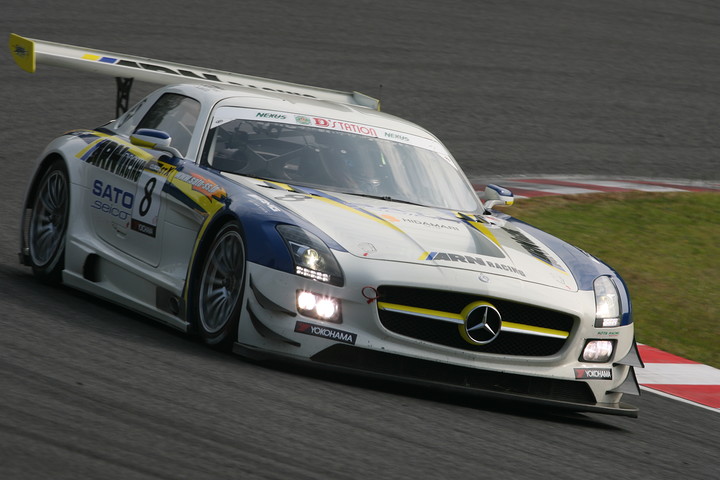 総合＆ST-Xクラスポールポジションの永井宏明／佐々木孝太／佐藤敦組（ARN AMG SLS GT3）