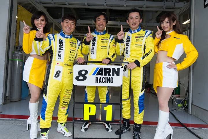 ポールポジションを獲得したARNレーシングのドライバーとレースクイーン