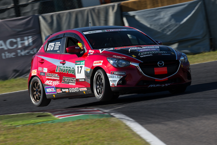 ST-5クラス3位は野上敏彦／谷川達也／野上達也組（DXLアラゴスタNOPROデミオSKY-D）