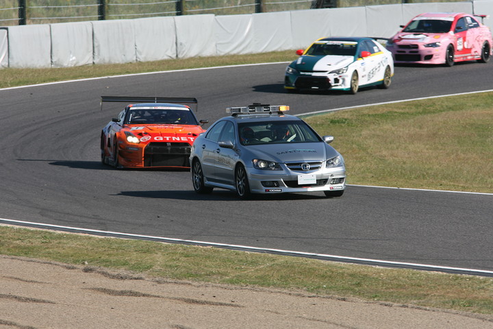 レースは大波乱、3度もセーフティーかが導入された