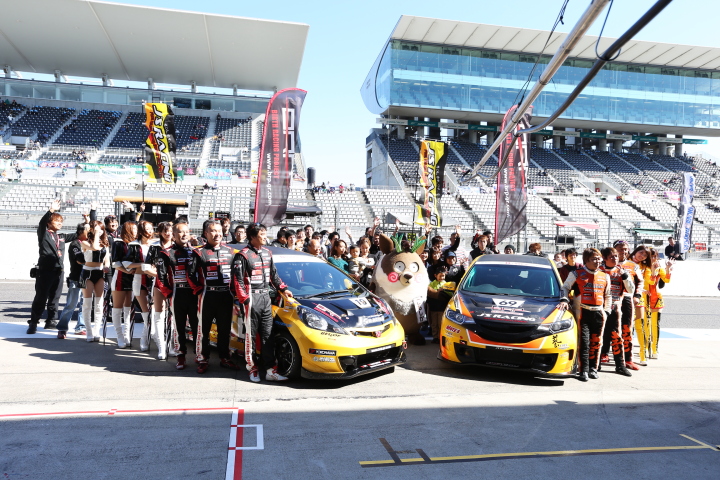 ピットウォーク: FIT2台を走らせるバースレーシングプロジクトが記念撮影