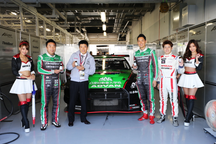 ピットウォーク: 星野敏／藤井誠暢／高星明誠組（スリーボンド日産自動車大学校GT-R）