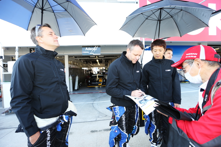 ピットウォーク: サインをするマイケル・グリーン（Adenau SLS GT3）