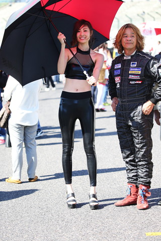 決勝レース: グリッド上でレースクイーンとドライバー