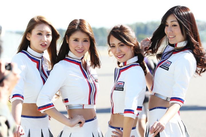 決勝レース: グリッド上のレースクイーン