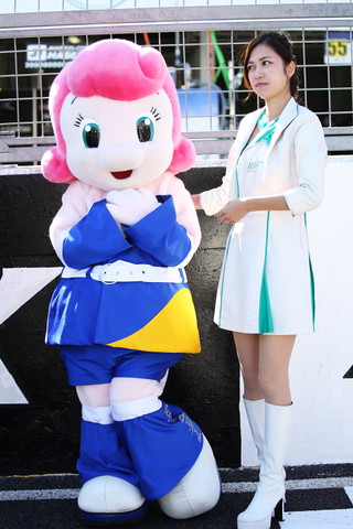 決勝レース: グリッド上でチララちゃんと鈴鹿サーキットクイーン