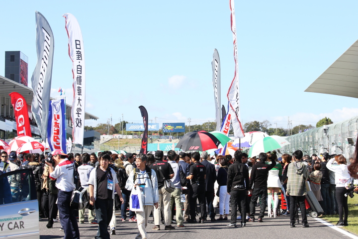 決勝レース: グリッドウォークは大盛況