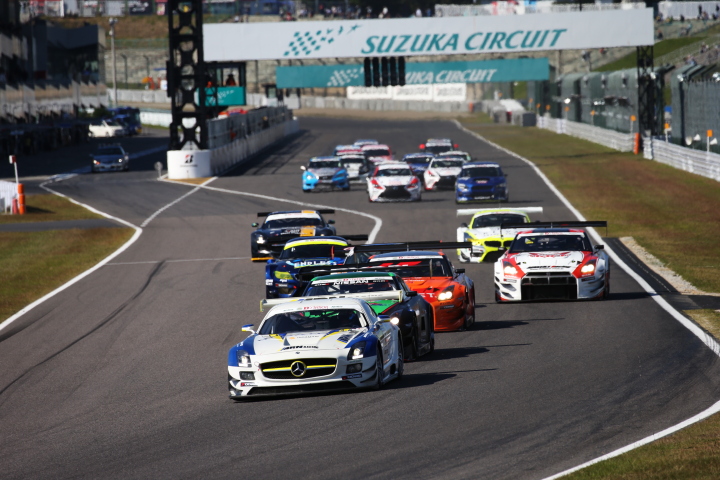 決勝レース: グループ1（ST-X、ST-2、ST-3クラス）のスタートシーン