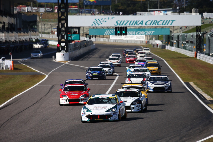 決勝レース: グループ2（ST-4、ST-5クラス）のスタートシーン