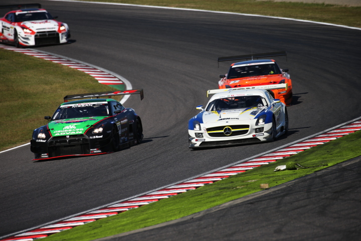 決勝レース: スリーボンド日産自動車大学校、ARN AMG SLS GT3GT-R、GTNET ADVAN C-WEST GT-R、ST-Xクラスの争い