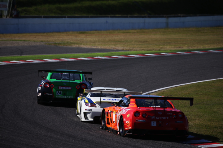 決勝レース: スリーボンド日産自動車大学校、ARN AMG SLS GT3GT-R、GTNET ADVAN C-WEST GT-R、ST-Xクラスの争い