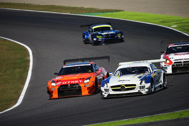 決勝レース: ガミさん／星野一樹／吉田広樹組（ST-Xクラス・GTNET ADVAN C-WEST GT-R） vs 永井宏明／佐々木孝太／佐藤敦組（ST-Xクラス・）