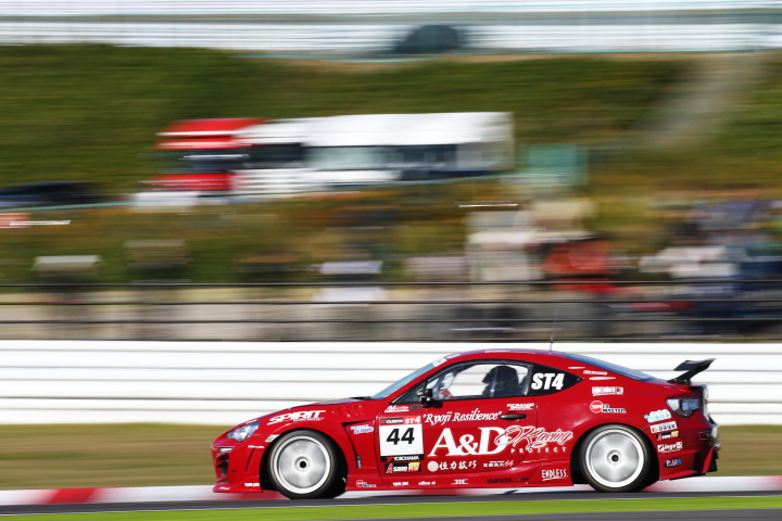 決勝レース: カルロス本田／山岸洋之／中村ひかる組（ST-4クラス・恒力技巧ARS AD86）