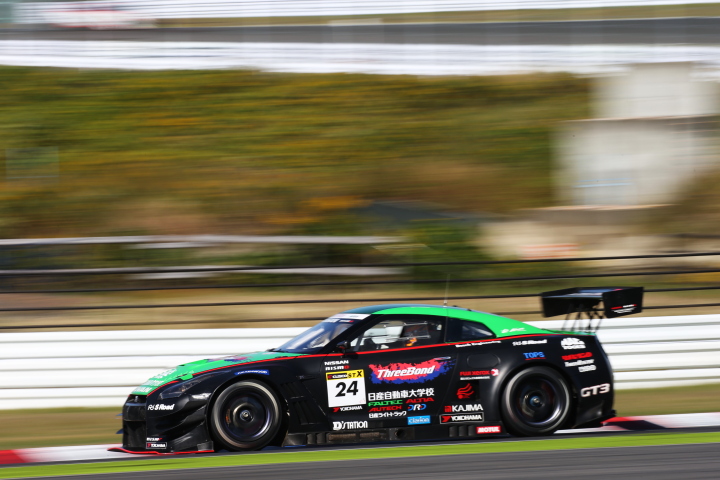 決勝レース: 星野敏／藤井誠暢／高星明誠組（ST-Xクラス・スリーボンド日産自動車大学校GT-R）