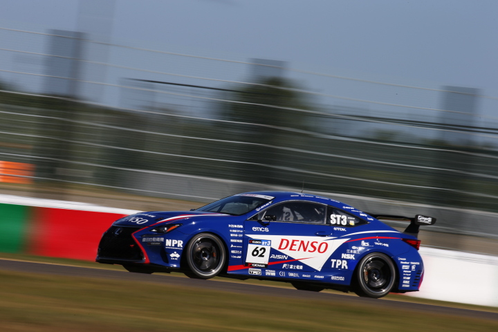 決勝レース: 嵯峨宏紀／山下健太／中山雄一組（ST-3クラス・DENSO Le Beausset RC350）