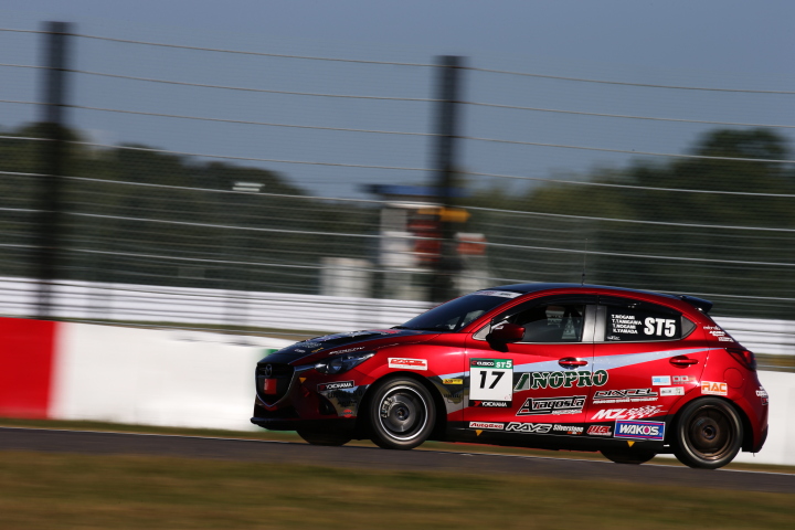 決勝レース: 野上敏彦／谷川達也／野上達也組（ST-5クラス・DXLアラゴスタNOPROデミオSKY-D）