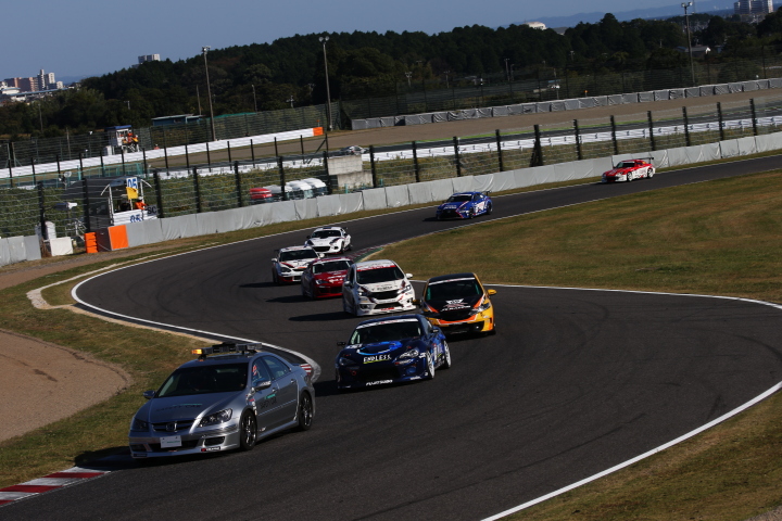 決勝レース: セーフティーカーが3度入る荒れた展開となった