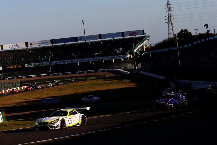 決勝レース: ヒロマサ・ニシダ／片岡龍也／阿部翼組（ST-Xクラス・REAF REAL ESTATE KiiVA BMW）