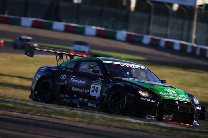 決勝レース: 星野敏／藤井誠暢／高星明誠組（ST-Xクラス・スリーボンド日産自動車大学校GT-R）