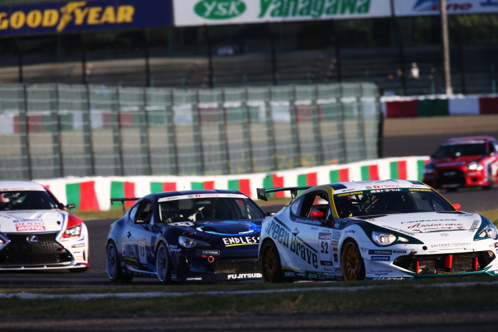 決勝レース: レース終盤、服部尚貴（埼玉トヨペットGreenBrave）と山内英輝（ENDLESS.ADVAN.86）の壮絶なチャンピオン争い