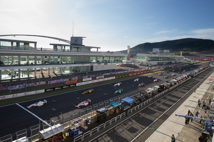 各車グリッドに整列してまもなく13周の決勝のスタートが着られる