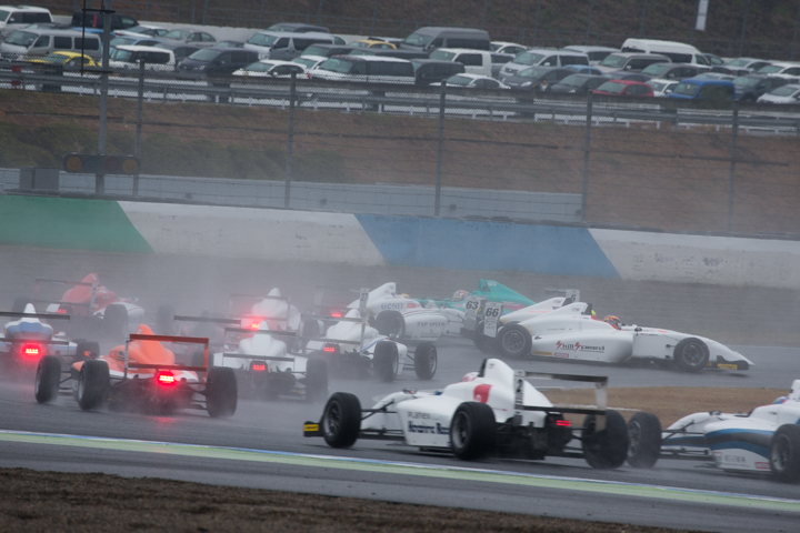 スタート直後、1コーナーで多重クラッシュが発生した