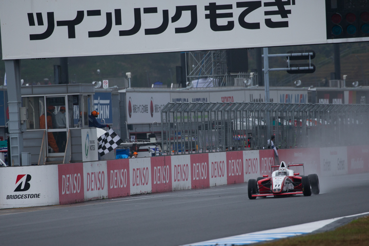 トップでゴールする牧野任祐（DODIE・インプローブス・RN-S）