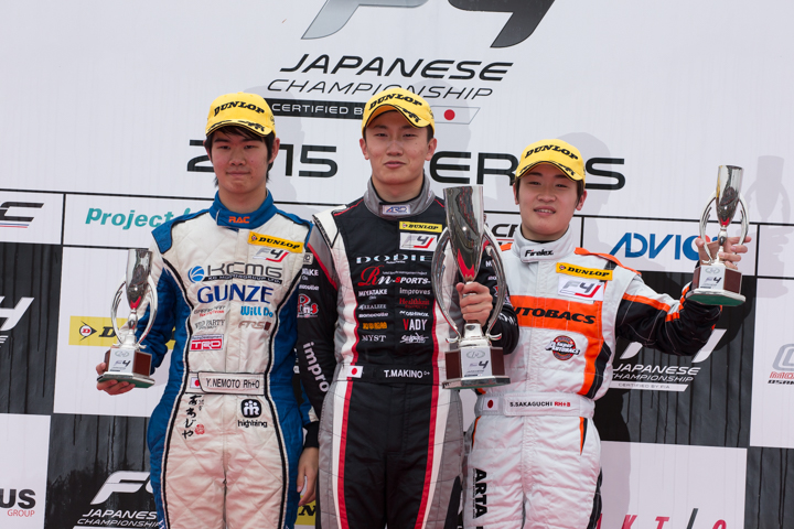 表彰式: 優勝・牧野任祐（中央）、2位・根本悠生（左）、3位・阪口晴南（右）