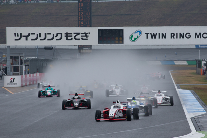 雨の中12周の決勝レースがスタートした