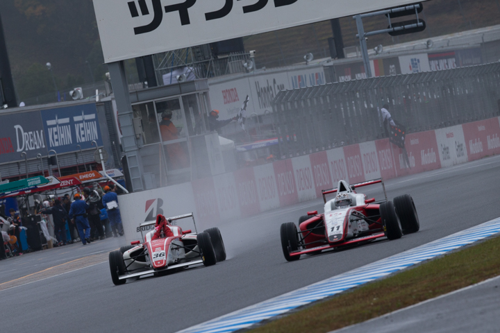 トップで坪井翔の鼻先を押さえてゴールする牧野任祐