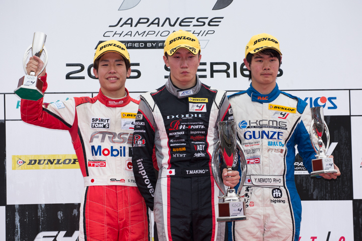 表彰式: 優勝・牧野任祐（中央）、2位・坪井翔、3位・根本悠生（左）