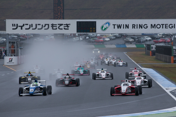 12周の決勝レースがスタートした