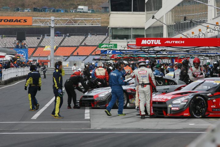 まもなくフリー走行、各車ピットからクルマを出して待機中