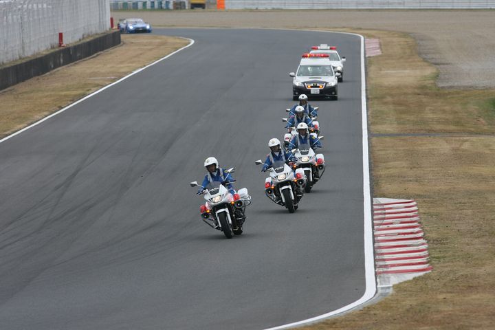 白バイとパトカー先導でローリングラップが始まった