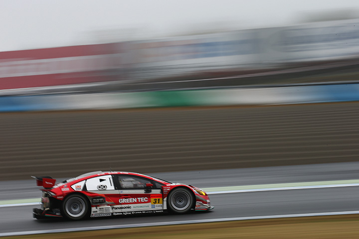 公式練習: GT300クラストップタイムは嵯峨宏紀／中山雄一組（TOYOTA PRIUS apr GT）