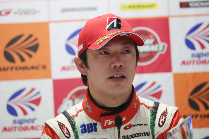 GT300クラスポールポジションの嵯峨宏紀（apr）