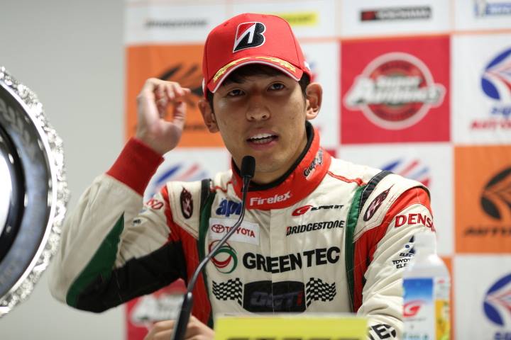 決勝記者会見: GT300クラスで優勝した中山雄一（apr）