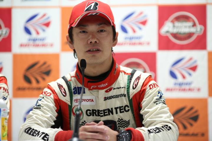 決勝記者会見: GT300クラスで優勝した嵯峨宏紀（apr）
